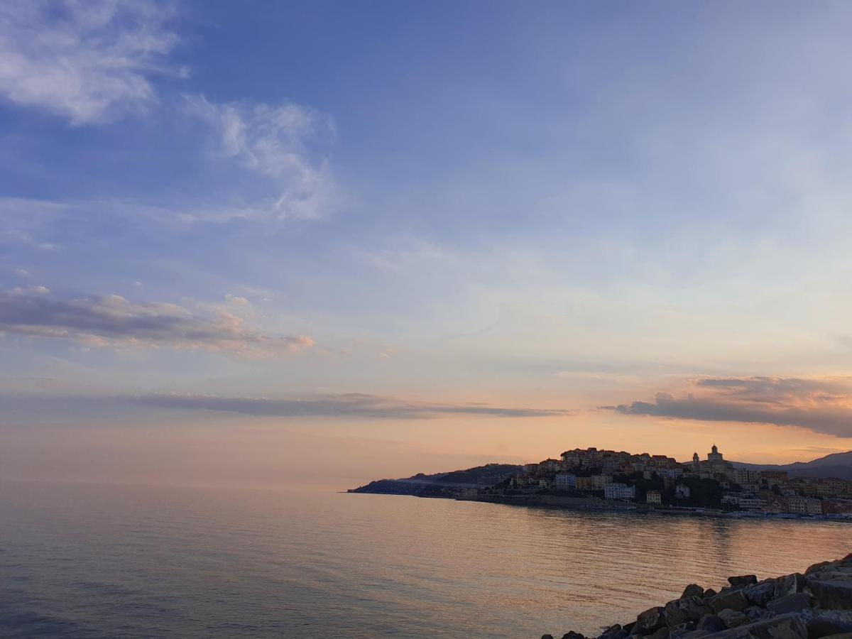 Adelebeppe "The Seaview" Apartman Imperia Kültér fotó