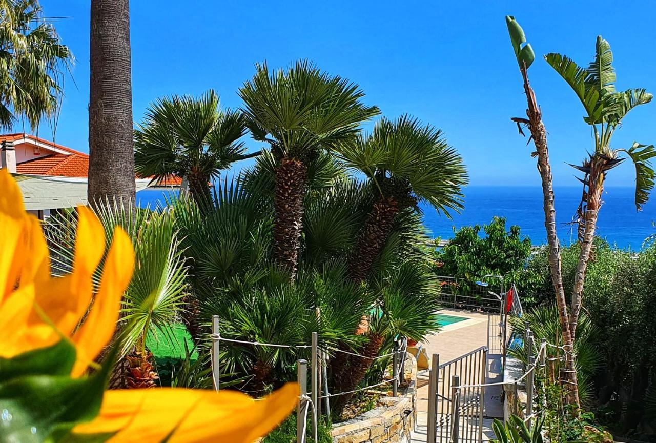 Adelebeppe "The Seaview" Apartman Imperia Kültér fotó