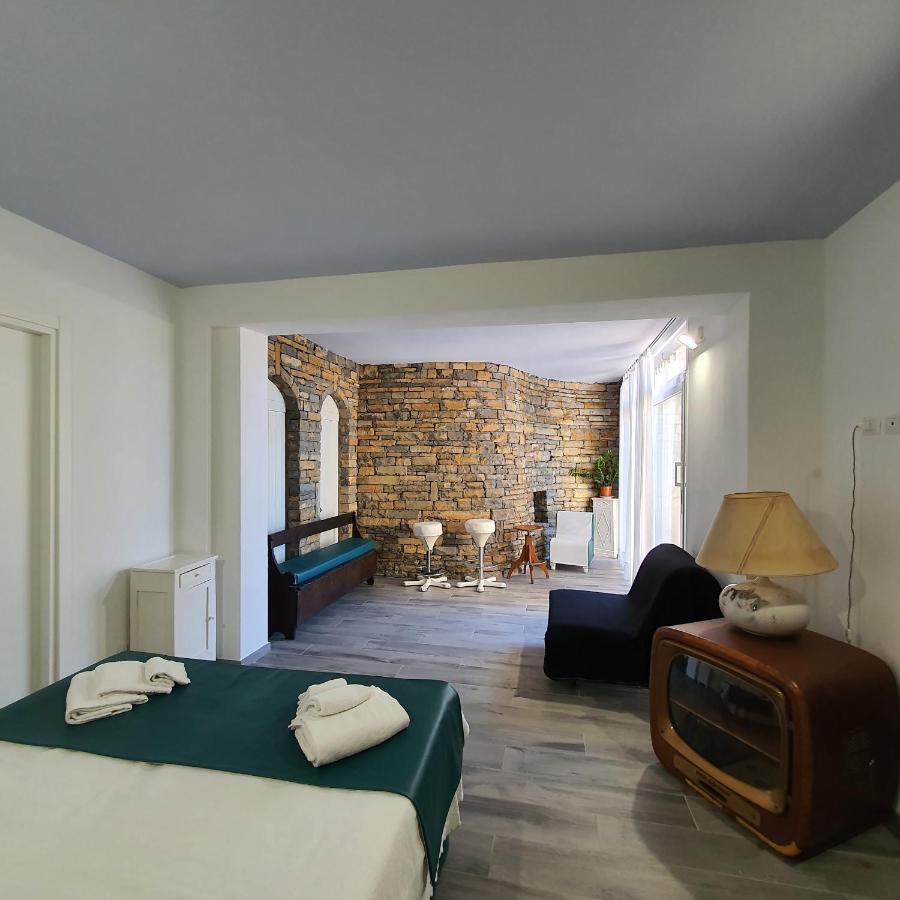 Adelebeppe "The Seaview" Apartman Imperia Kültér fotó