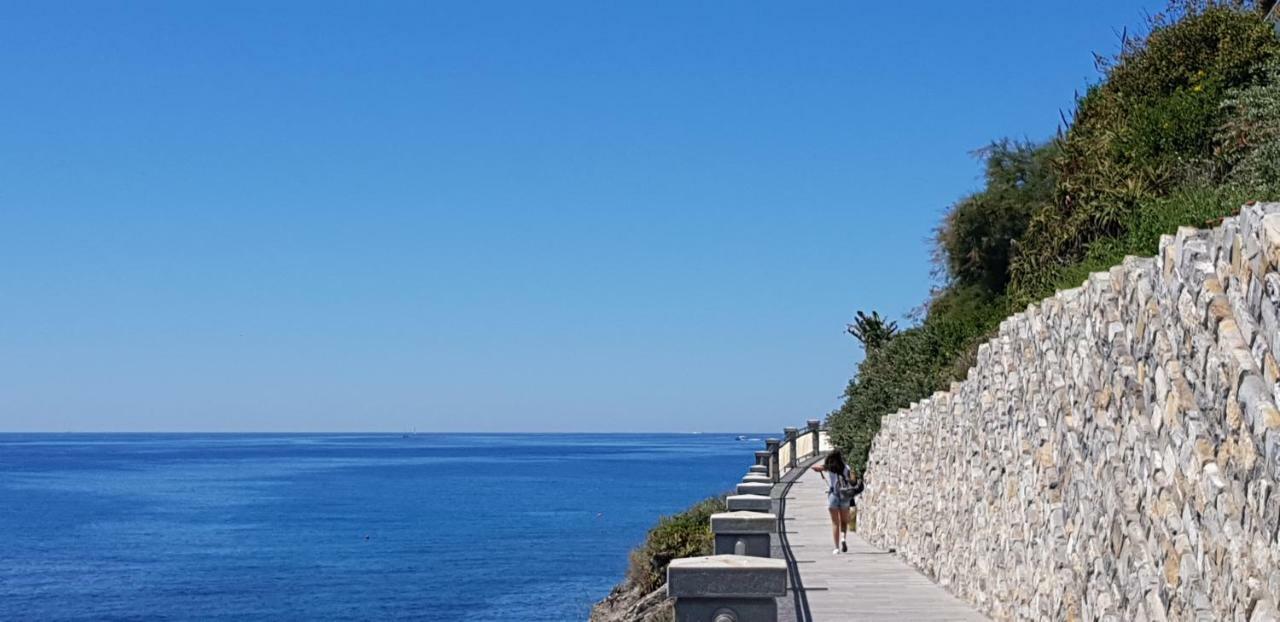 Adelebeppe "The Seaview" Apartman Imperia Kültér fotó