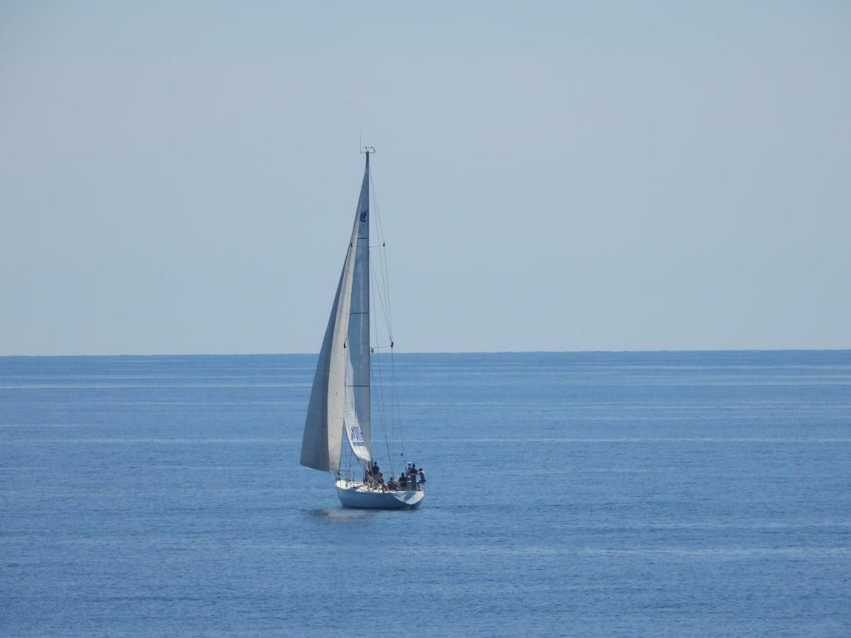 Adelebeppe "The Seaview" Apartman Imperia Kültér fotó