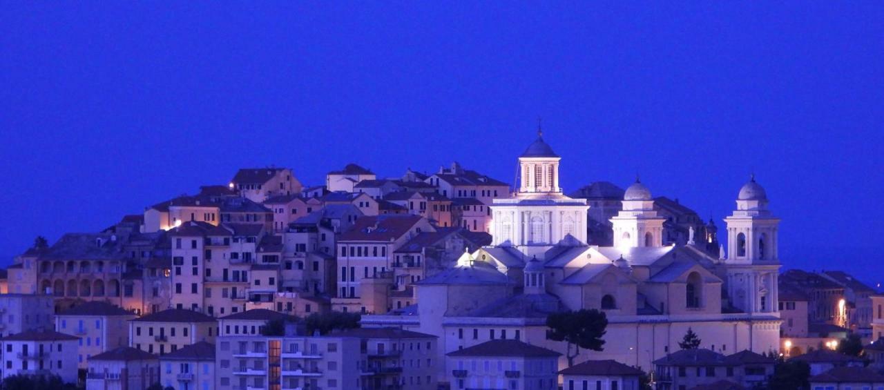 Adelebeppe "The Seaview" Apartman Imperia Kültér fotó